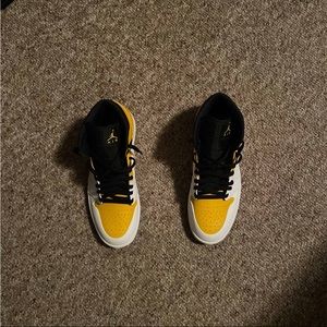 Jordan 1 mid university gold